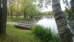 A picture of aluminum fishing boats on the shore.